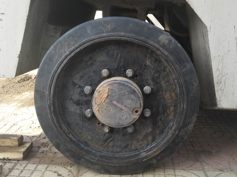 銑刨機(jī)實心輪胎